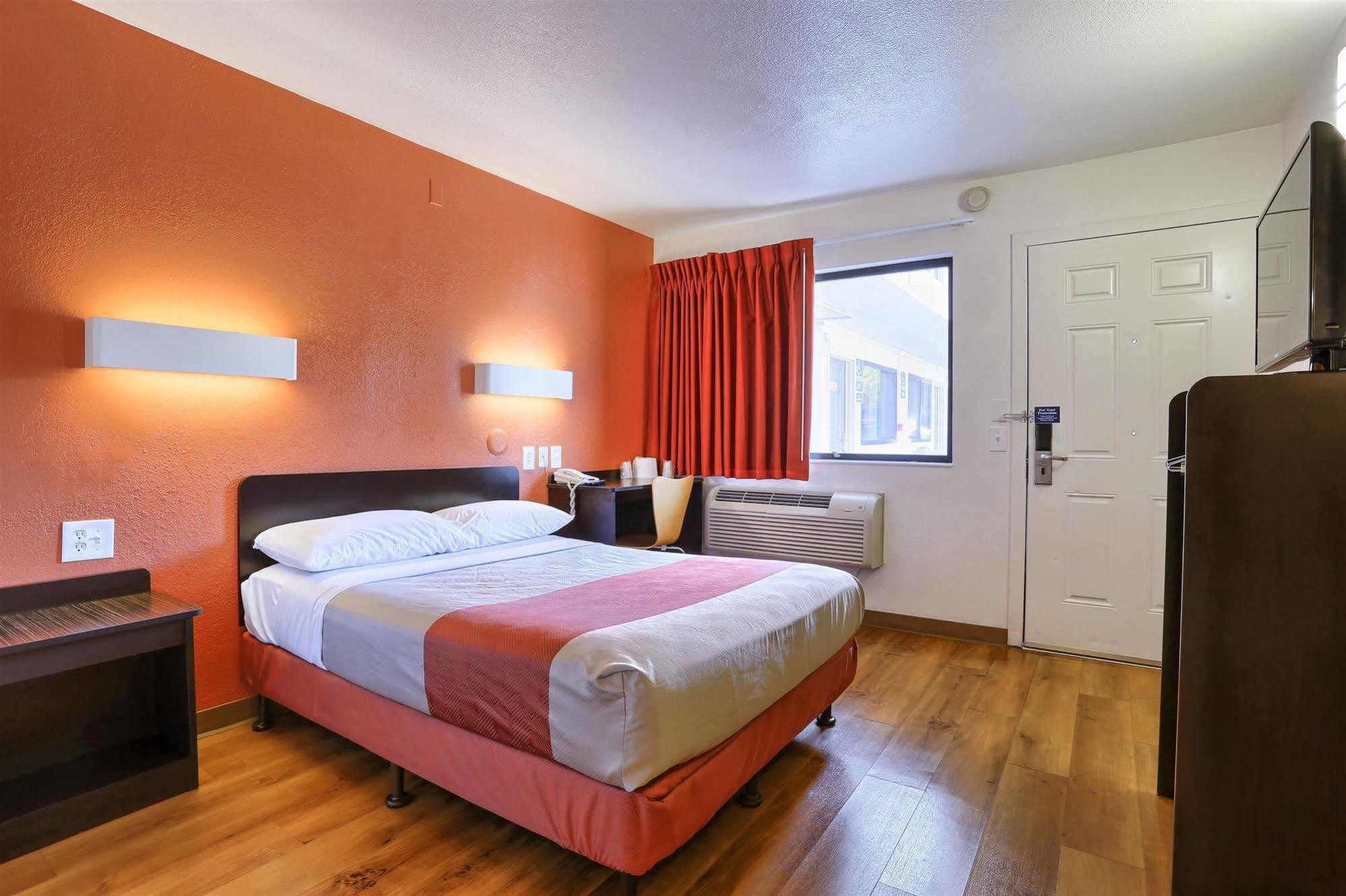 Park Inn By Radisson Уолнът Крийк Екстериор снимка