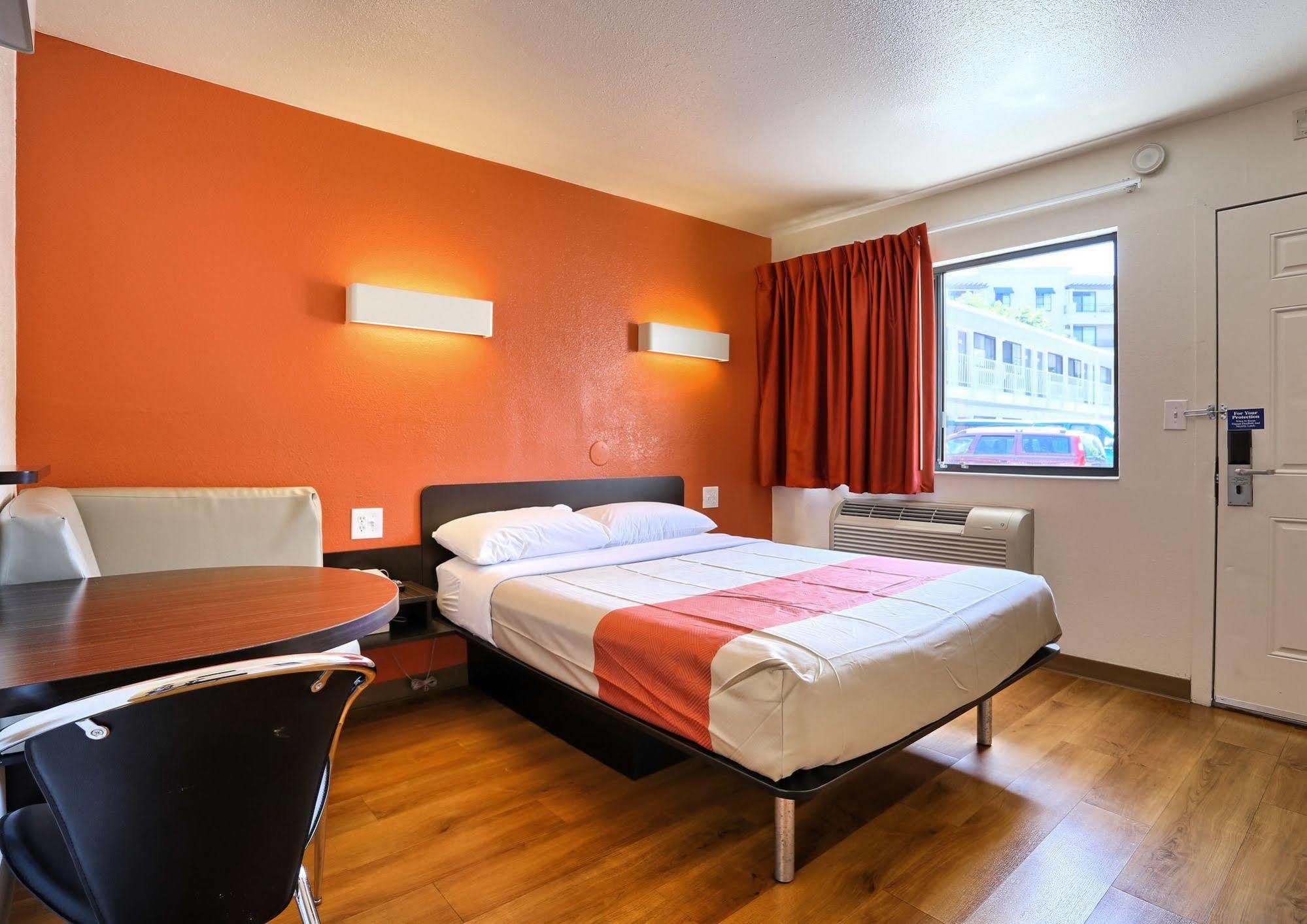 Park Inn By Radisson Уолнът Крийк Екстериор снимка