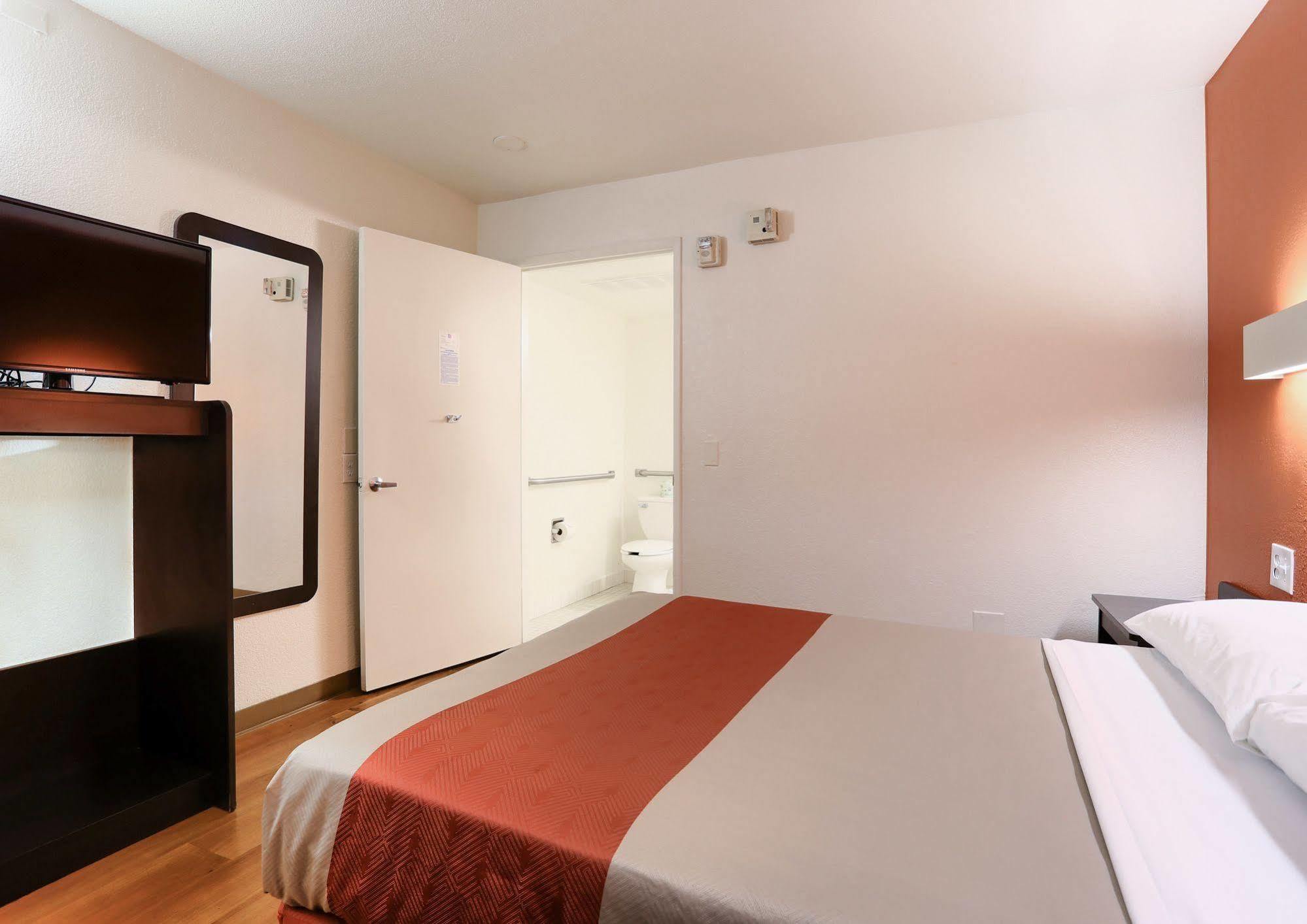 Park Inn By Radisson Уолнът Крийк Екстериор снимка